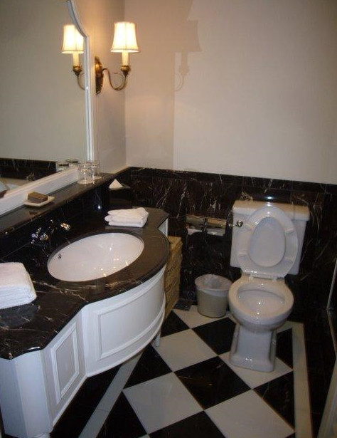 Фото дизайна интерьера ванной комнаты в черно-белом цвете.