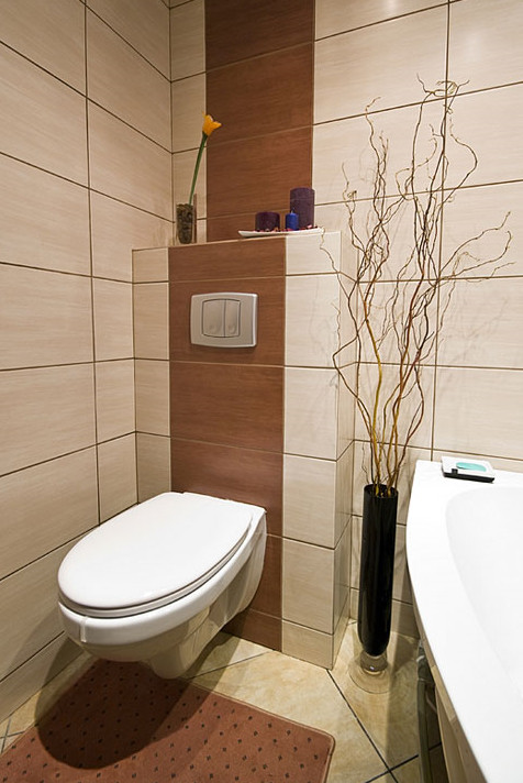 На фото дизайн интерьера ванной комнаты с коричневой и светло-коричневой плиткой