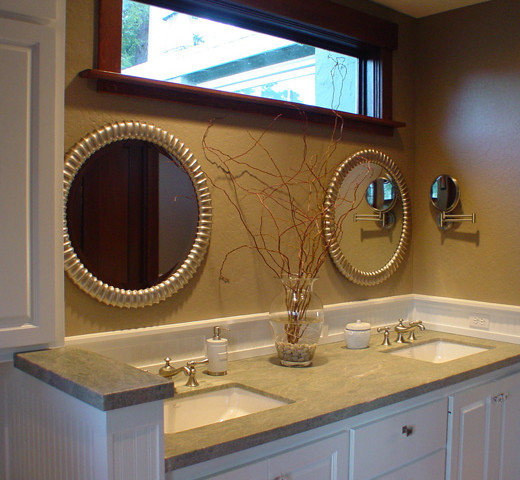 фото дизайна интерьера ванной комнаты с круглыми зеркалами и мебелью с белыми фасадами