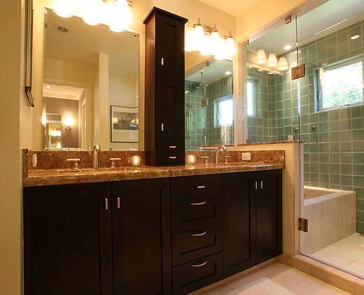 Фото дизайна интерьера ванной комнаты с бежевыми стенами черной мебелью и большими зеркалами