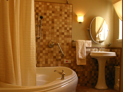 Фото дизайна интерьера ванной комнаты в бежевых тонах с полукруглой акриловой ванной