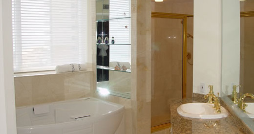 Фото ванной с мраморной плиткой светло бежевого цвета и окном