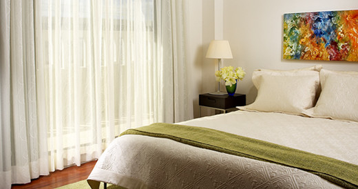 Фото современной спальни с большой кроватью и картиной