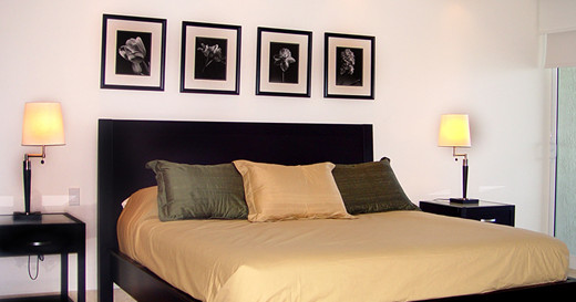 Фотография спальни в черно-белых тонах
