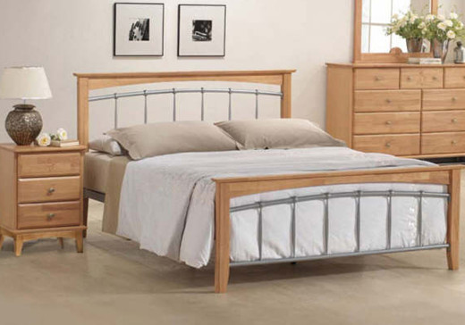 Фото светлой спальни с деревянной мебелью, кроватью с металлическими вставками и белыми стенами