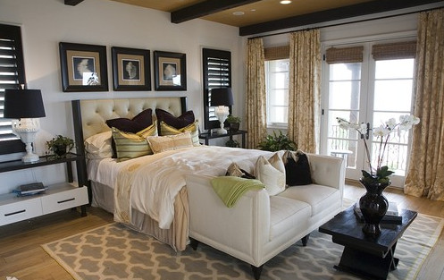 Фото дизайна интерьера спальни с балками на потолке в стиле ретро