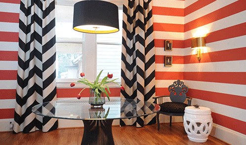 фотография дизайна интерьера гостиной с полосатыми красно-белыми обоями на стенах и полосатыми занавесками