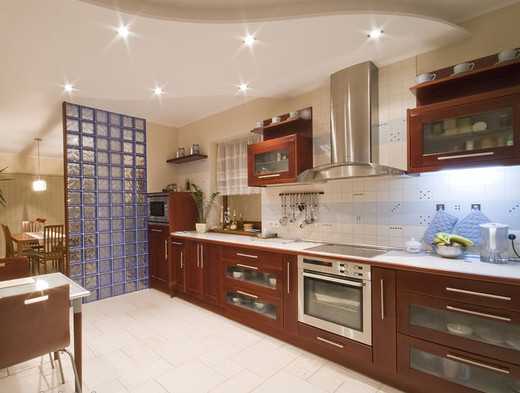Дизайн интерьера современной кухни совмещённой с гостиной комнатой