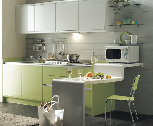 дизайн интерьера кухни с мебелью светло-зелёного бирюзового цвета и серой плиткой на стене