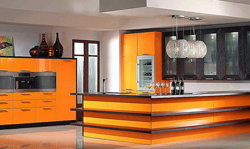 Фотография интерьера оранжевой кухни с оранжевыми фасадами