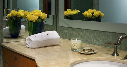 фото ванной комнаты с мраморной мебелью и мелкой мозайкой плиткой на стене