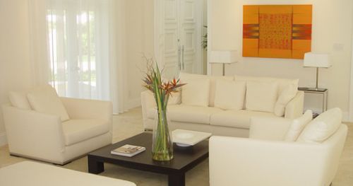 фото мягкой гостиной с белыми диваном и креслами 